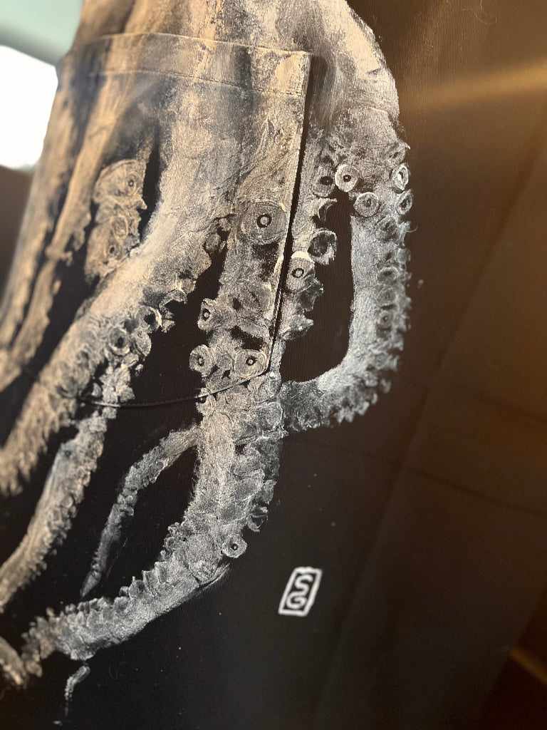 tablier de cuisine noir pour chef. gastronomie et ustensile de cuisine haut de gamme. Il y a une empreinte gyotaku de poupe octopus sur sur tablier 100% coton. Exemplaire unique. Digne d'un étoilé Michelin