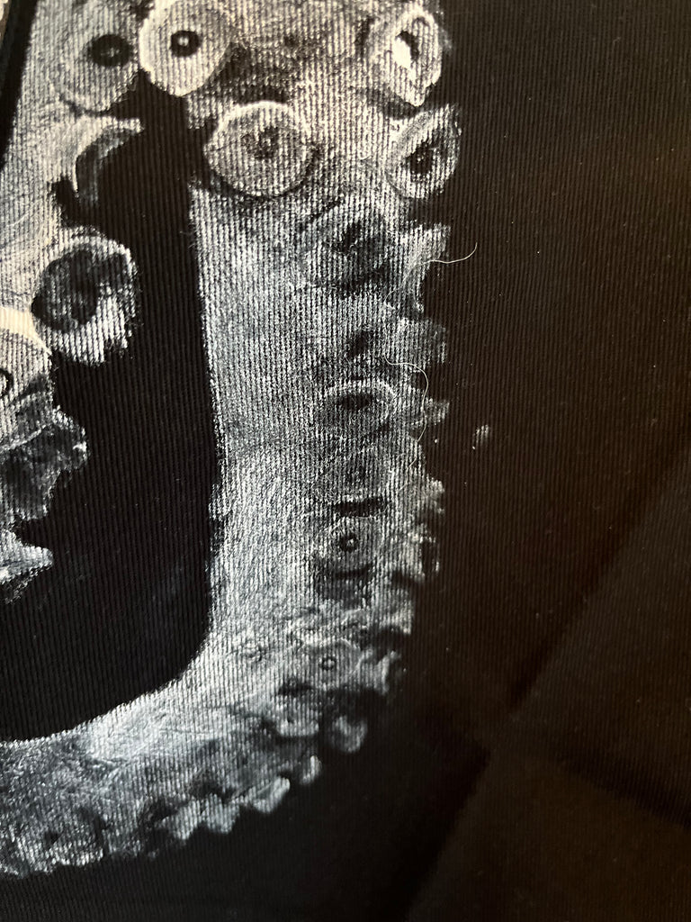 tablier de cuisine noir pour chef. gastronomie et ustensile de cuisine haut de gamme. Il y a une empreinte gyotaku de poupe octopus sur sur tablier 100% coton. Exemplaire unique. Digne d'un étoilé Michelin