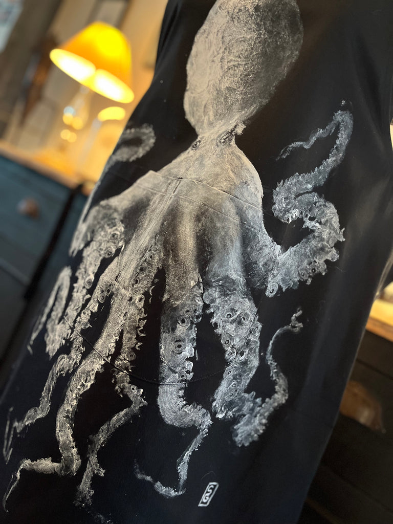 tablier de cuisine noir pour chef. gastronomie et ustensile de cuisine haut de gamme. Il y a une empreinte gyotaku de poupe octopus sur sur tablier 100% coton. Exemplaire unique. Digne d'un étoilé Michelin