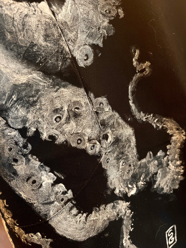 tablier de cuisine noir pour chef. gastronomie et ustensile de cuisine haut de gamme. Il y a une empreinte gyotaku de poupe octopus sur sur tablier 100% coton. Exemplaire unique. Digne d'un étoilé Michelin