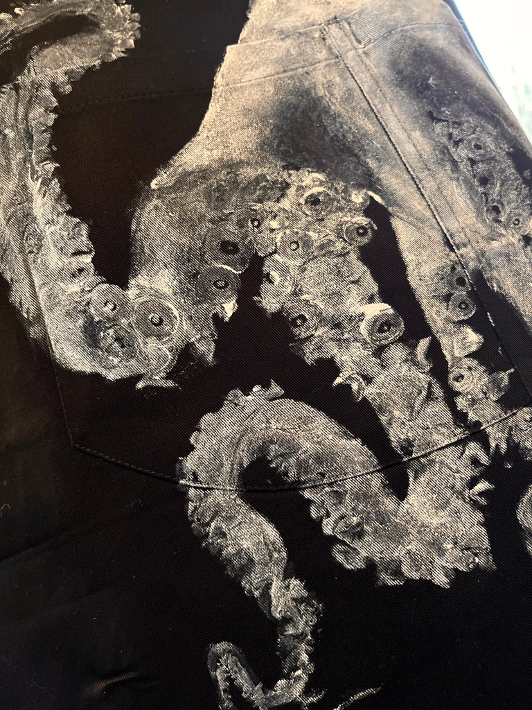 tablier de cuisine noir pour chef. gastronomie et ustensile de cuisine haut de gamme. Il y a une empreinte gyotaku de poupe octopus sur sur tablier 100% coton. Exemplaire unique. Digne d'un étoilé Michelin