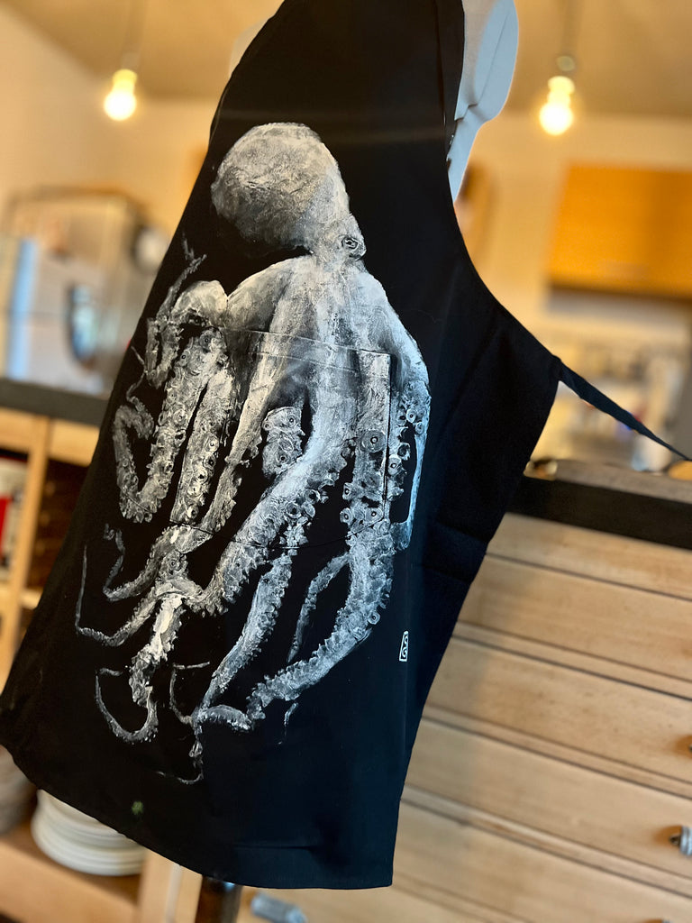 tablier de cuisine noir pour chef. gastronomie et ustensile de cuisine haut de gamme. Il y a une empreinte gyotaku de poupe octopus sur sur tablier 100% coton. Exemplaire unique. Digne d'un étoilé Michelin